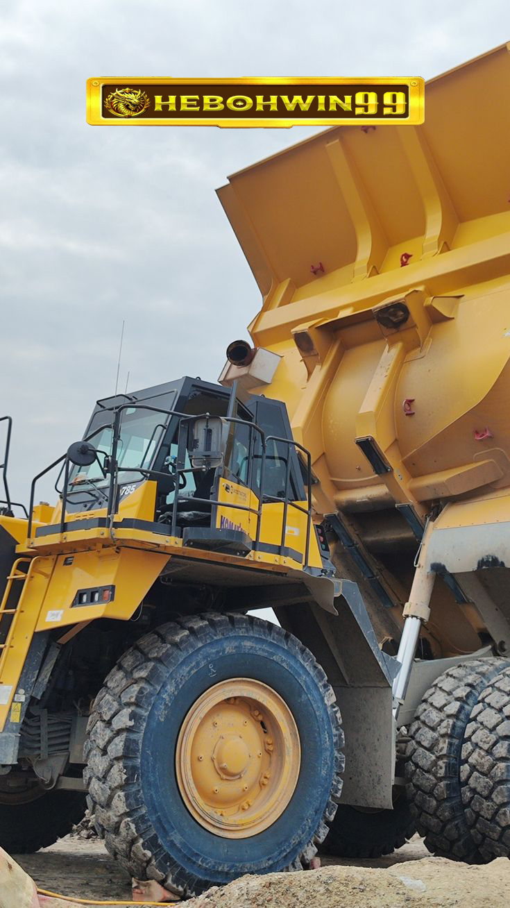 Dump Truck Armada Pengangkut Material Konstruksi dan Tambang